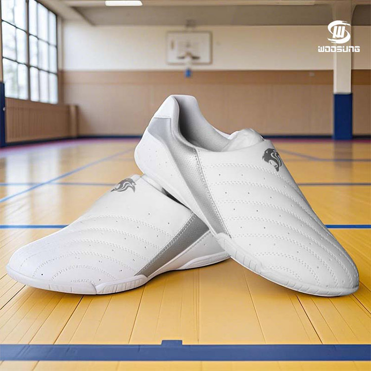 Witte taekwondo schoenen